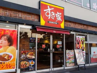 Japan chain shuts shops after pests found in food