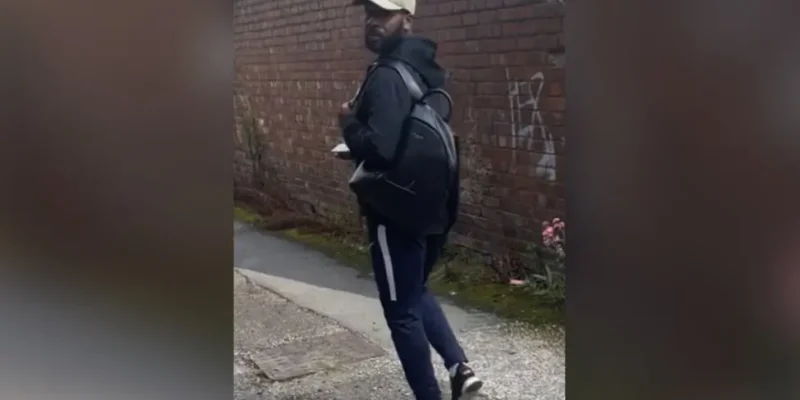 Nottinghamshire: Police seek man who 'upskirted' schoolgirl in Eastwood